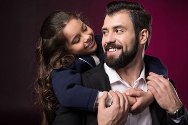 sırt ve onlar birbirlerine burgundy üzerinde seyir kucaklama baba