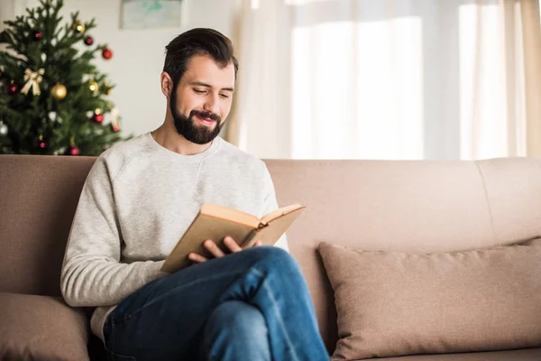 Hombre Guapo Leyendo Libro Casa — Foto de Stock