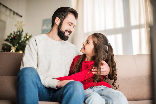 Feliz Padre Hija Abrazándose Mirándose —  Fotos de Stock