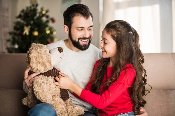 Vader Waaruit Blijkt Van Gelukkig Dochter Teddy Bear — Stockfoto