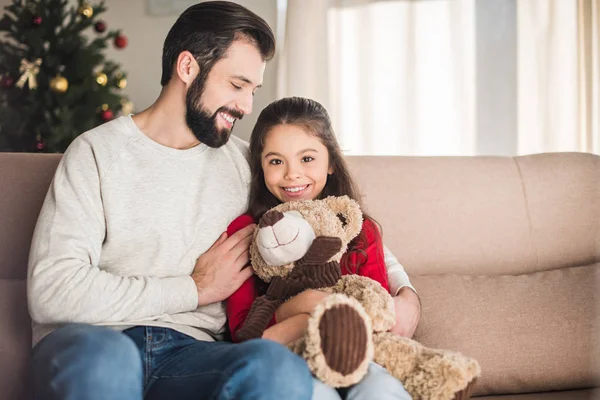 Sorrindo Pai Abraçando Filha Com Ursinho Pelúcia — Fotografia de Stock