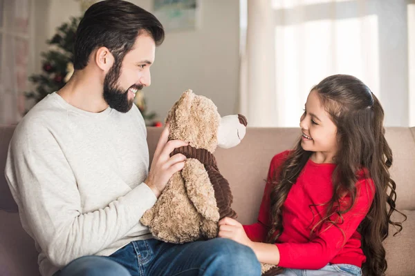 Padre Mostrando Hija Oso Peluche — Foto de Stock