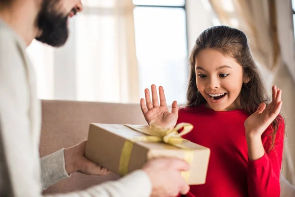 Apja Izgatott Lány Bemutató Díszdobozban — Stock Fotó