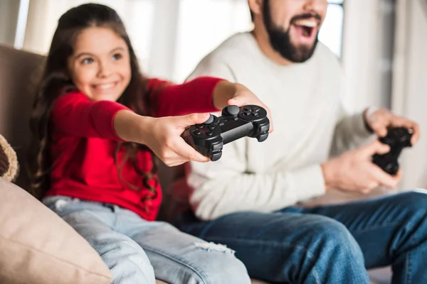 Cropped Image Father Daughter Playing Video Game Game Pads — Stock Photo, Image