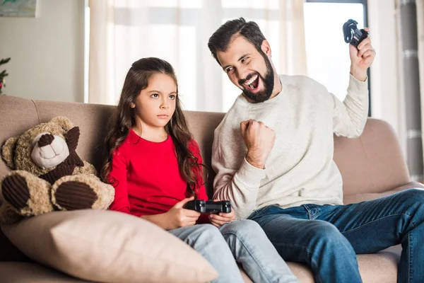 Father Screaming Winning Daughter Video Game — Stock Photo, Image