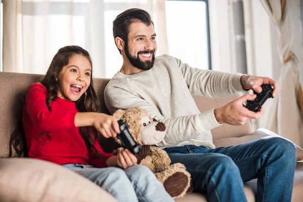 Sorrindo Pai Filha Jogando Videogame Casa — Fotografia de Stock
