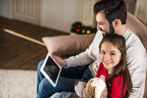 Pai Segurando Tablet Filha Olhando Para Câmera — Fotografia de Stock