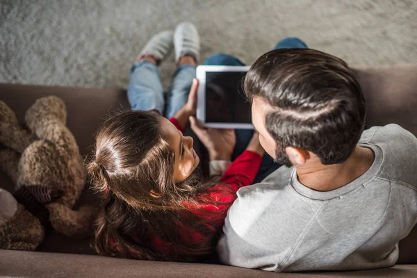 Overhead View Father Daughter Sitting Tablet Sofa — Stock Photo, Image