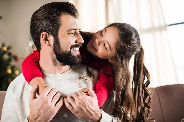 Hija Abrazando Sonriente Padre Vuelta Casa — Foto de Stock