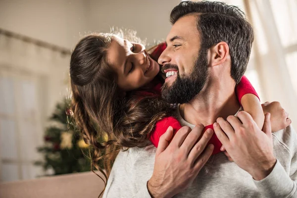 Sonriente Hija Abrazando Padre Vuelta Casa — Foto de Stock