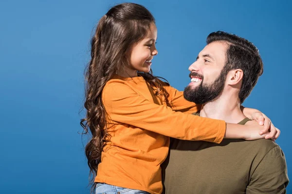 Schöner Vater Hält Tochter Und Sie Schauen Einander Auf Blau — Stockfoto