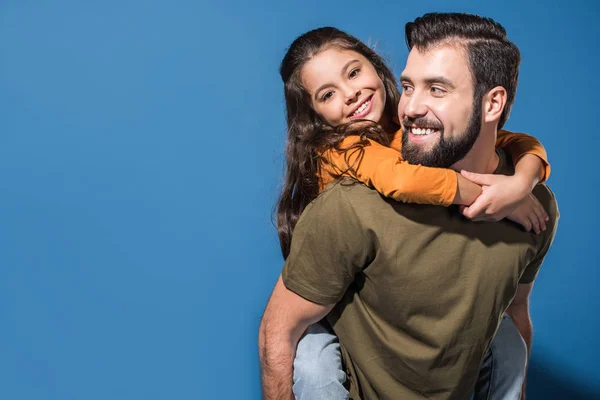 Padre Dando Cavalluccio Sorridente Figlia Blu — Foto Stock