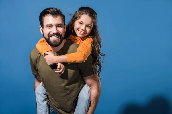 Sırtımda Kızı Mavi Veren Gülümseyen Baba — Stok fotoğraf