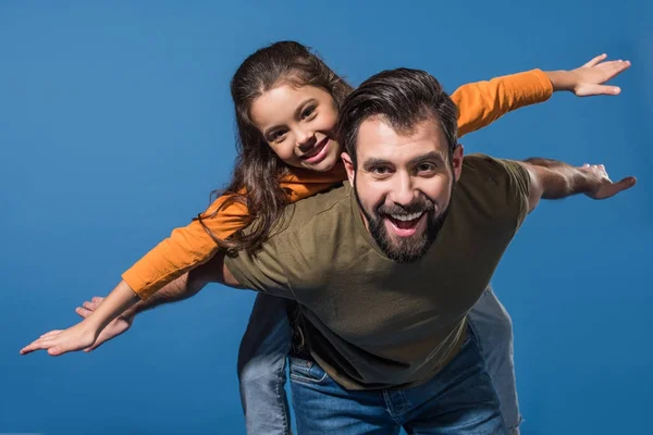 Pai Dando Piggyback Para Filha Azul — Fotografia de Stock