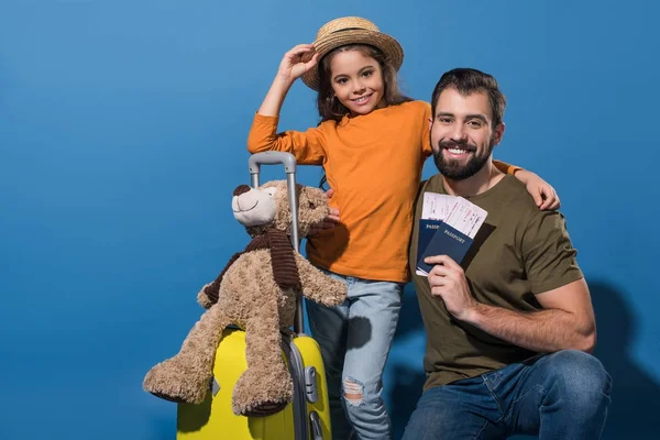 Padre Figlia Con Passaporti Biglietti Viaggiare Sul Blu — Foto Stock