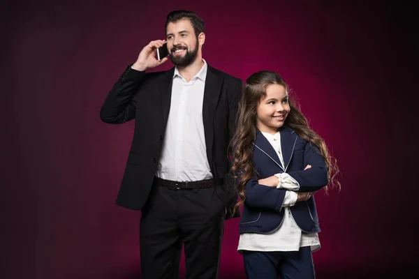 Πατέρας Μιλάμε Από Smartphone Και Κόρη Στέκεται Σταυρωμένα Χέρια Βουργουνδία — Δωρεάν Φωτογραφία