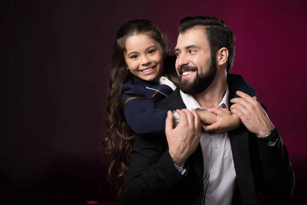 Sorrindo Filha Abraçando Pai Volta Borgonha — Fotografia de Stock
