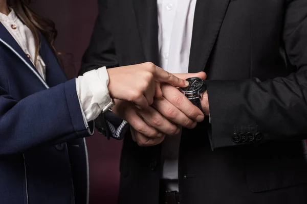 Recortado Imagen Hija Apuntando Padre Reloj Borgoña — Foto de Stock