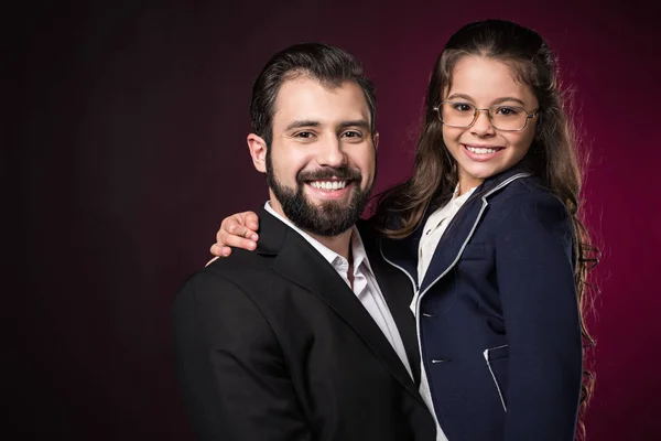 Lächelnd Blicken Vater Und Tochter Die Kamera — Stockfoto