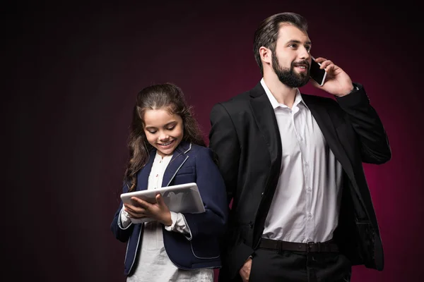 Hija Usando Tableta Padre Hablando Por Teléfono Inteligente Color Burdeos —  Fotos de Stock