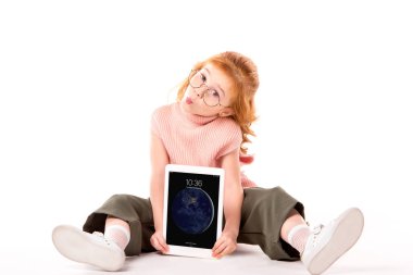 oturma ve tablet üzerine beyaz holding Kızıl saçlı çocuk