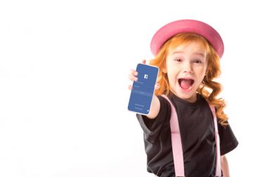 pembe şapka ve beyaz izole facebook sayfası ile smartphone gösteren jartiyer şık çocuk