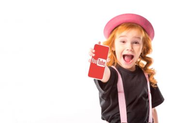 pembe şapka ve beyaz izole youtube sayfası ile smartphone gösteren jartiyer şık çocuk