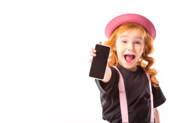 Kızıl saçlı çocuk üzerinde beyaz izole smartphone gösterilen çığlık
