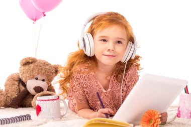 halı üzerinde yalan ve üzerinde beyaz izole müzik dinleme Kızıl saçlı çocuk