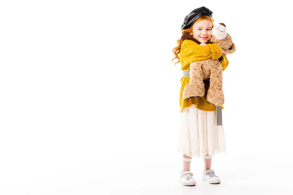 Sonriente Pelo Rojo Niño Abrazando Osito Peluche Aislado Blanco — Foto de Stock