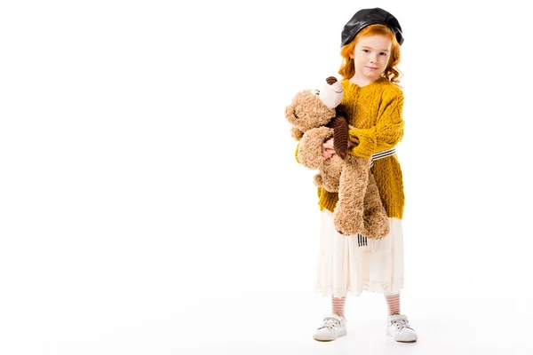 Rotes Haar Kind Steht Mit Teddybär Isoliert Auf Weiß — Stockfoto