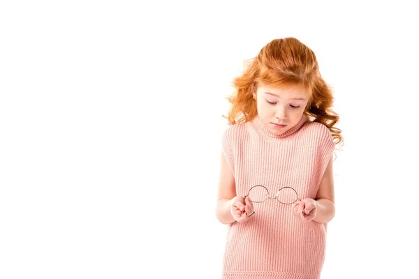 Rosso Bambino Guardando Gli Occhiali Mani Isolate Bianco — Foto Stock