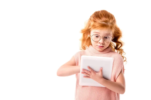 Έκπληκτος Κόκκινα Μαλλιά Παιδί Βλέπει Tablet Που Απομονώνονται Λευκό — Φωτογραφία Αρχείου