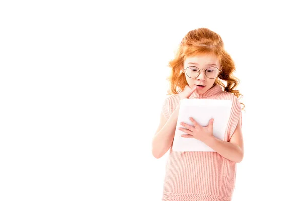 Beyaz Izole Tablet Bakarak Sürpriz Kızıl Saçlı Çocuk — Stok fotoğraf