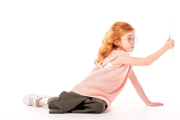 Drôle Cheveu Roux Enfant Prenant Selfie Avec Comprimé Sur Blanc — Photo