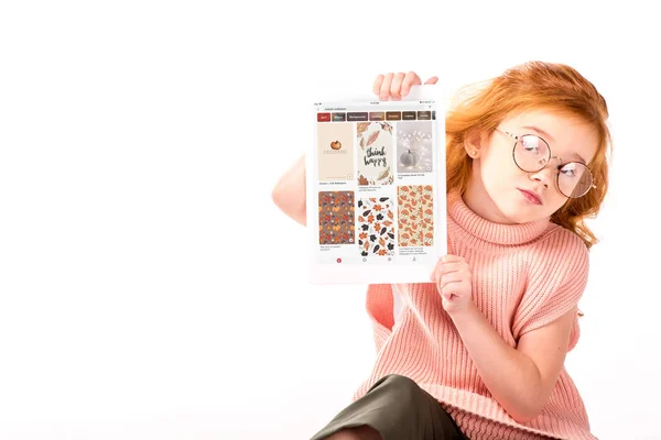 Redhead Kid Sedí Zobrazení Stránky Načtené Pinterest Tabletu Izolované Bílém — Stock fotografie