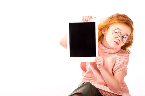 Redhead Dítě Znázorňující Tabletu Izolované Bílém — Stock fotografie