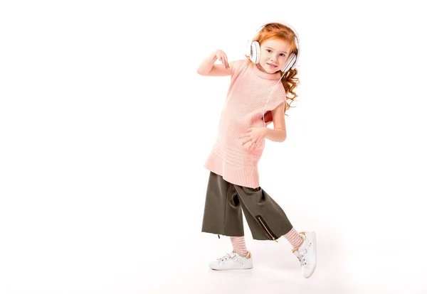 Criança Cabelo Vermelho Fones Ouvido Dançando Olhando Para Câmera Branco — Fotografia de Stock