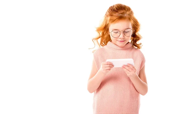 Criança Cabelo Vermelho Olhando Para Smartphone Isolado Branco — Fotografia de Stock