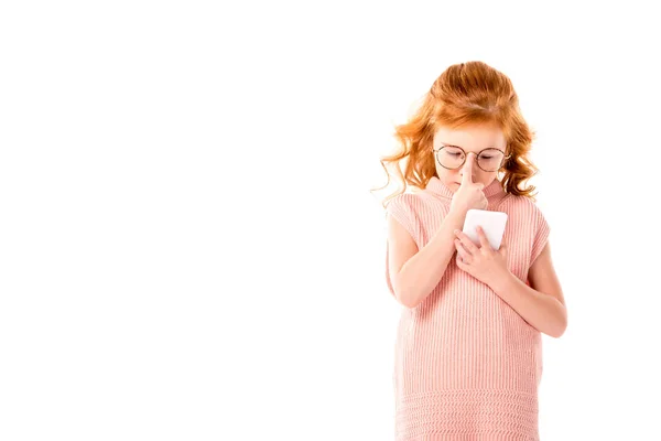 Doordachte Rood Haar Kind Kijken Naar Smartphone Geïsoleerd Wit — Stockfoto