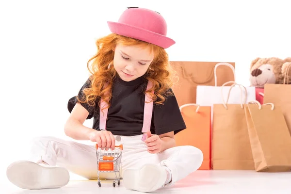 Pelo Rojo Niño Jugando Con Compras Coche Juguete Aislado Blanco — Foto de Stock