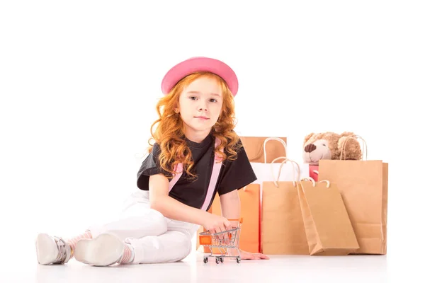 Criança Cabelo Vermelho Brincando Com Brinquedo Carro Compras Branco — Fotografia de Stock