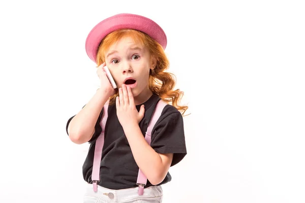 Překvapený Zrzavé Vlasy Dítě Mluví Smartphone Izolované Bílém — Stock fotografie