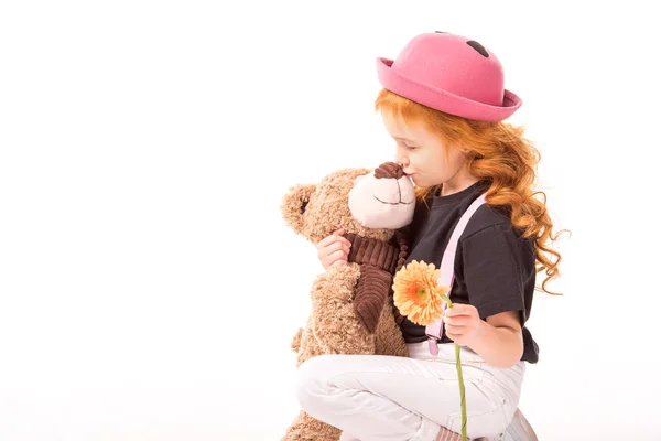 Дитина Тримає Квітку Цілує Плюшевого Ведмедя Ізольовано Білому — стокове фото