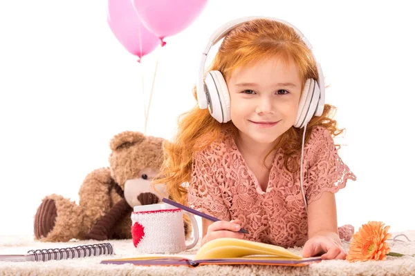 Sonriente Pelo Rojo Niño Auriculares Mirando Cámara Aislada Blanco — Foto de Stock