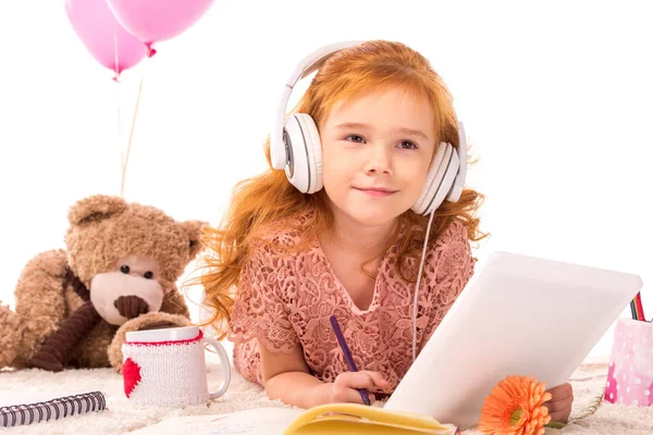 Capelli Rossi Bambino Sdraiato Tappeto Ascoltare Musica Isolata Bianco — Foto Stock