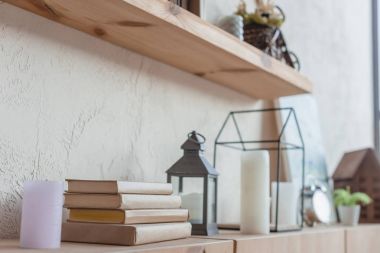 Kitaplık güzel süslemeleri ve kitap yığını ile yakın çekim çekim