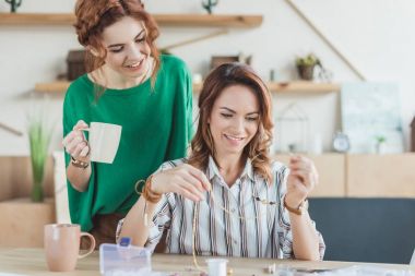 genç kadın kolye el yapımı Aksesuar atölyesinde yapma