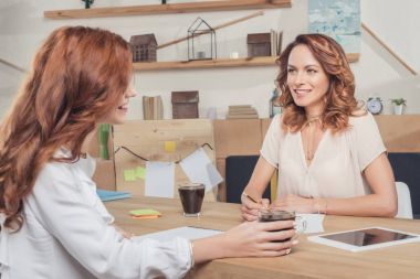 birlikte çalışma modern office çekici genç iş kadınları