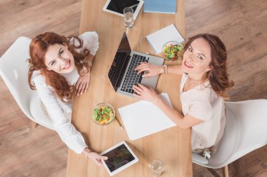 birlikte çalışan ve ofiste öğle yemeği genç buisnesswomen Üstten Görünüm